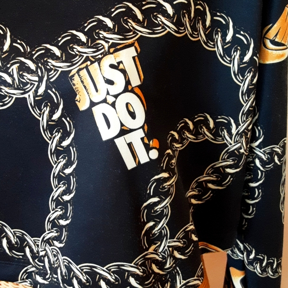 NIKE Cropped Style Hoodie with Chain Design - Picture 2 of 8